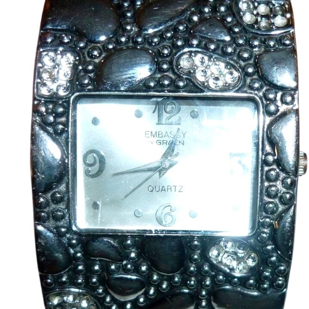 Embassy by Gruen Silver Tone Rhinestone Pebble Cuff Watch GEM3447L New Battery